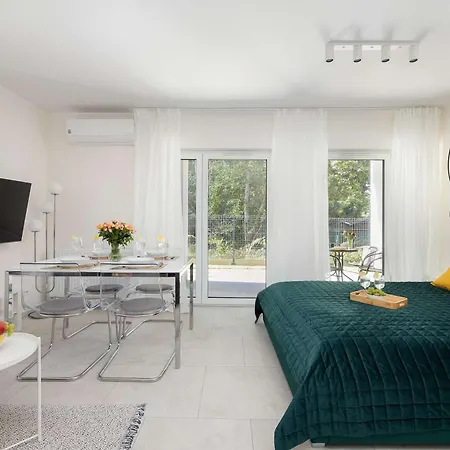 Bright With Terrace And Parking Close To The Sea In By Renters アパート