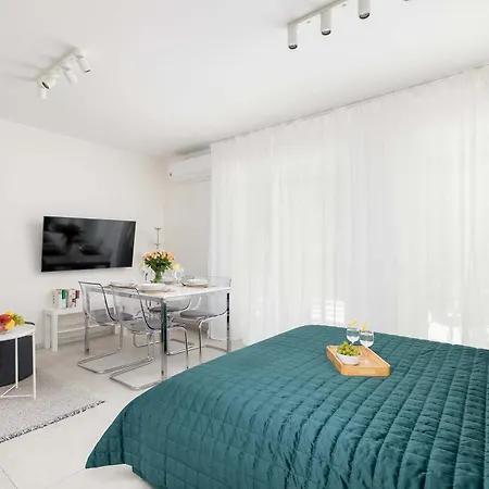 Bright With Terrace And Parking Close To The Sea In By Renters アパート